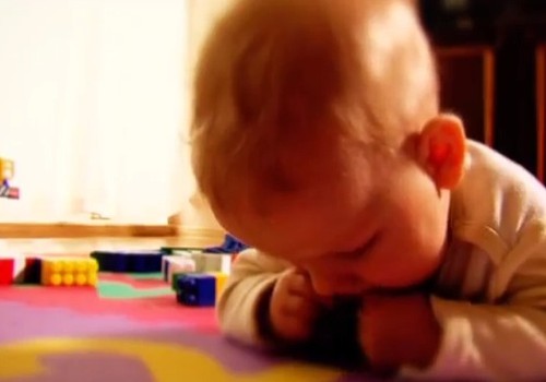VIDEOpadoms: Kā pasargāt bērnu no aizrīšanās?