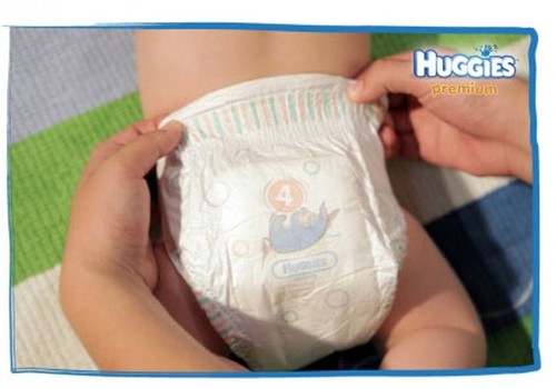 Ar Huggies® Premium sauss dupsis nakts garumā