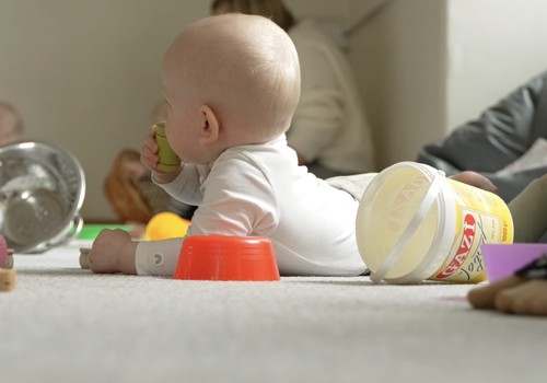 Kas notiek Māmiņu Kluba mazuļu rotaļu grupiņās?