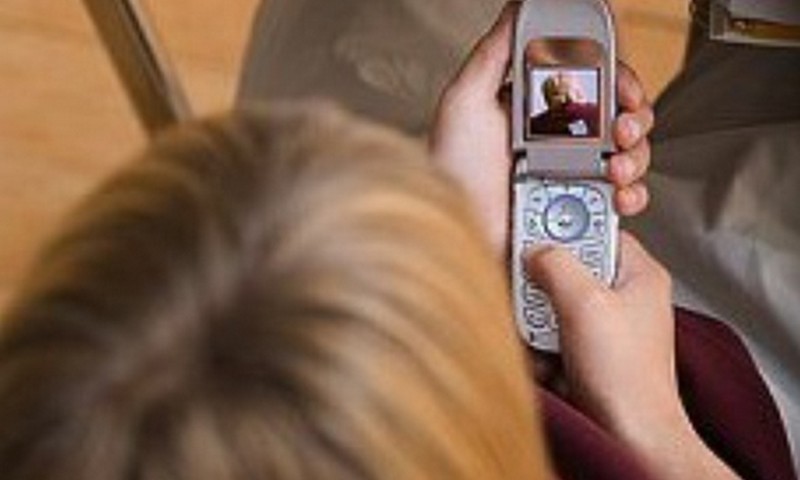 Atraujies no mobilā tālruņa: bērni,kuru vecāki bieži "sēž" telefonā jūtas nevērtīgi!