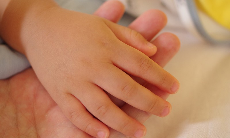 Pie dāvanu komplekta tīrām rokām tiek...