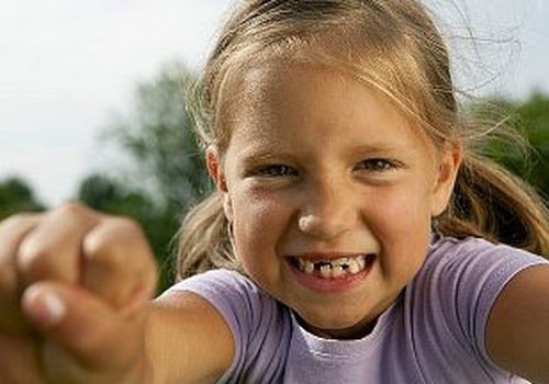 Piena zobu izkrišana un kaula zobu augšana skolas vecuma bērniem