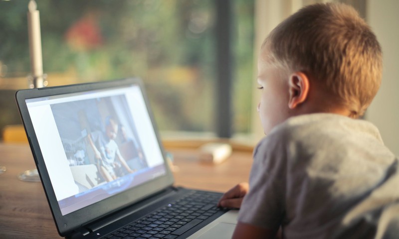Karantīnā Latvijā bērnu aktivitāte internetā augusi par 320 %