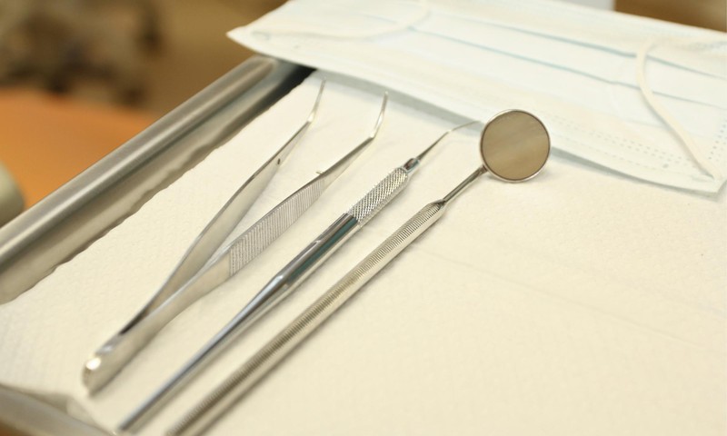 Stomatologi: Bērniem jāizmanto iespēja apmeklēt zobārstu par brīvu