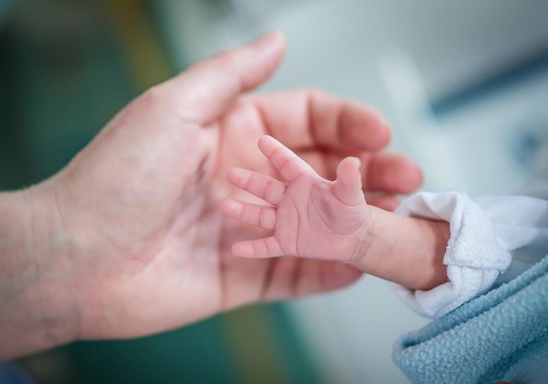 Rīgas Dzemdību namam un Bērnu klīniskās universitātes slimnīcai dāvina priekšlaikus dzimušiem mazuļiem radītas autiņbiksītes!