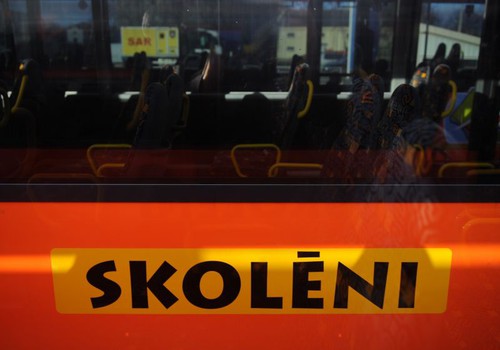 Grūtnieces varētu nogādāt pie ārstiem ar skolēnu autobusiem