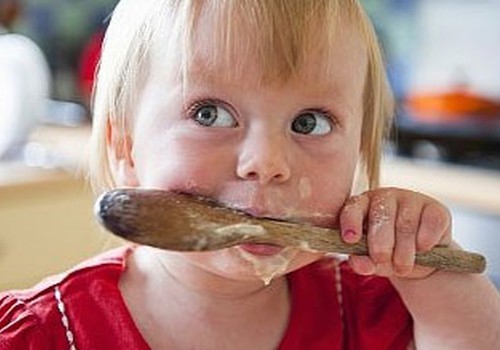 Dienas spēle: kas var noderēt bērna ēdināšanas procesā