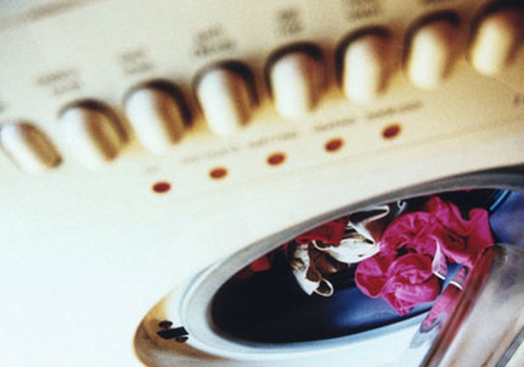 Neutral škidrā veļas mazgājamā līdzekļa un veļas mīkstinātāja tests. 