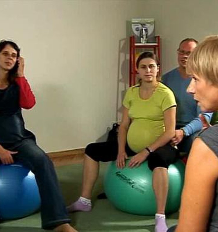 VIDEO: kas notiek dzemdību pozu un elpošanas nodarbībās Māmiņu Klubā?
