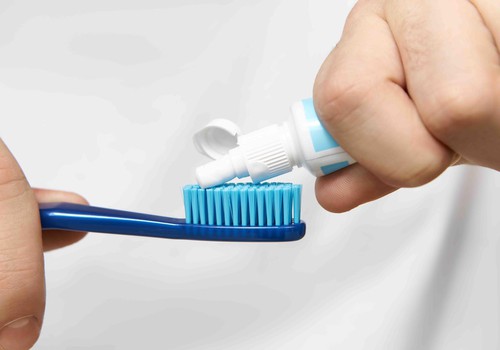 Kāpēc ar zobu tīrīšanu vien nepietiek? Farmaceita ieteikumi veselīgam smaidam