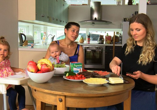 Jaunā māmiņa, kura baro bēbīti ar krūti: Kā izvēlēties sabalansētu uzturu? VIDEO
