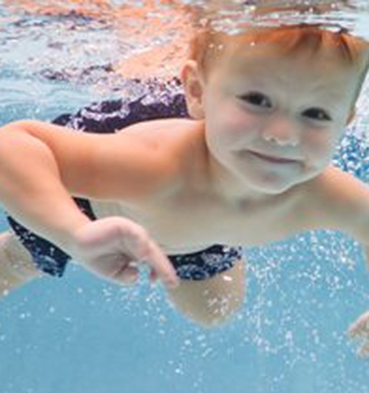No kāda vecuma bērns var sākt mācīties peldēt?