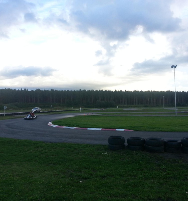 Ar kartingu pa asfaltētiem celiņiem 