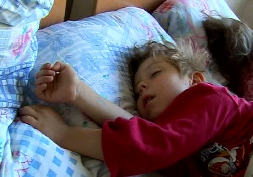 VIDEO: ko darīt, ja bērniņš slapina gultā?