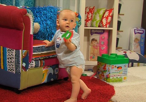 Bēbīšu MINI VIDEO: Mainām autiņbiksītes kustīgam mazulim