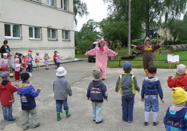 FOTOREPORTĀŽA: Pirmsskolas izglītības iestādēs pārrunā traumatismu veicinošas situācijas