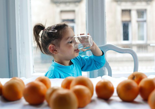 Kā iemācīt bērnam dzert ūdeni? Efektīvi padomi
