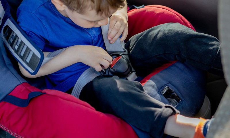 Aptauja: bērnu automašīnā nepiesprādzē, jo “viņš negrib”