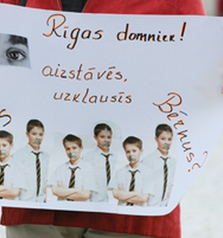 Pie Rīgas domes protestē pret Bērnu tiesību aizsardzības centra slēgšanu