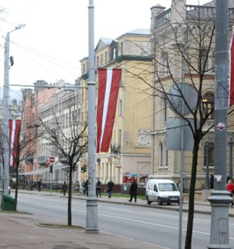 Latviešu karavīru piemiņai militārā parāde un iedegtas sveces