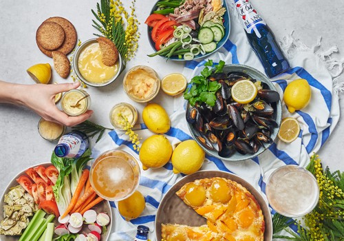 Franču pikniks ģimenes viesistabā – divas pavasarīgas receptes