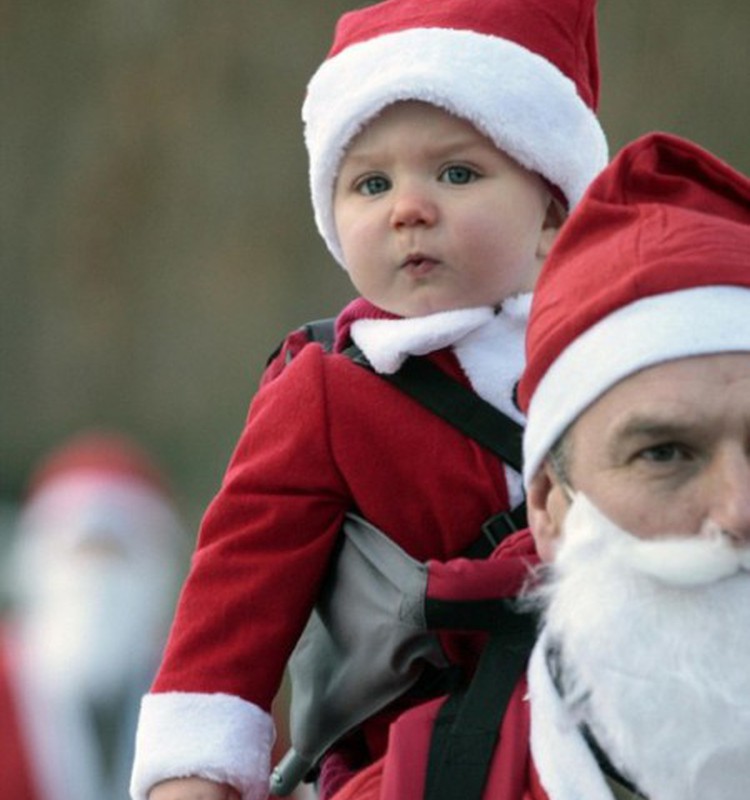 Mazuļi Ziemassvētku sarkanbaltajos tērpos... Vai Tavam bērnam bija savs īpašs Ziemassvētku tērps?