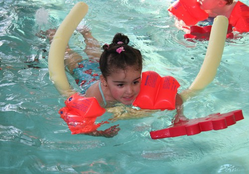 No kāda vecuma bērnus var vest uz peldēšanu?