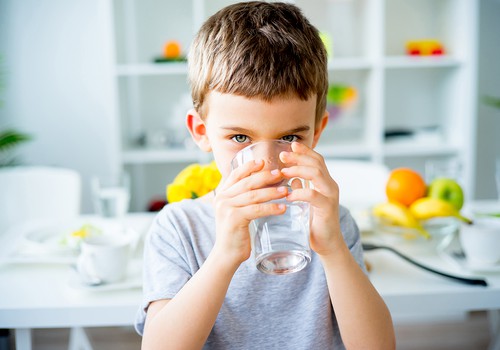 5 idejas, kā iemācīt bērnam dzert ūdeni