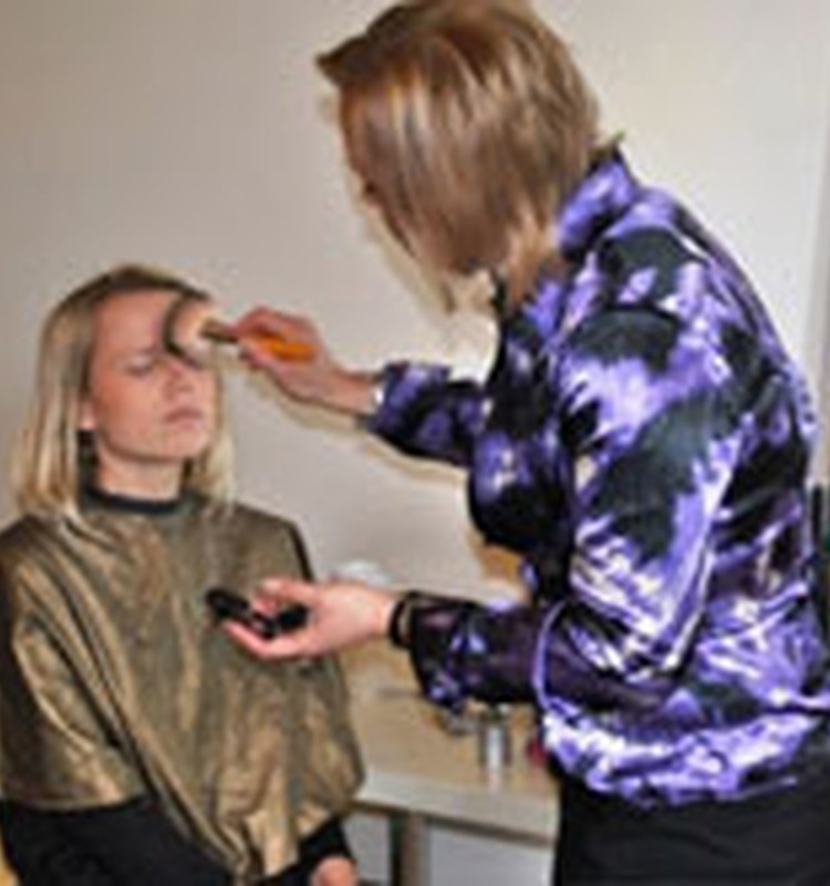 Kā pareizi uzklāt Make-up? FOTOREPORTĀŽA no Sieviešu Kluba kursiem!