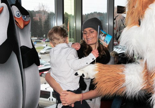 "Pingvīnu dienā" slavenības noklausās lekciju par pingvīniem