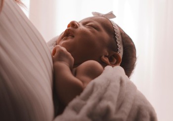 Kāpēc sarunāties ar mazuli, kamēr tiek mainītas autiņbiksītes?