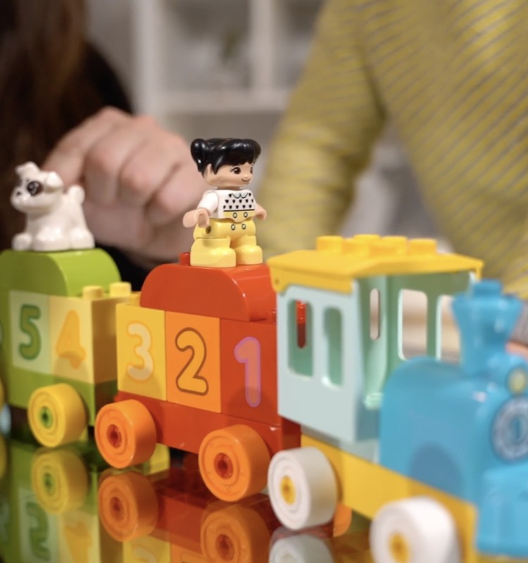 Kā padarīt ciparu apgūšanu aizraujošāku? Kopā ar LEGO DUPLO jautro vilcieniņu!