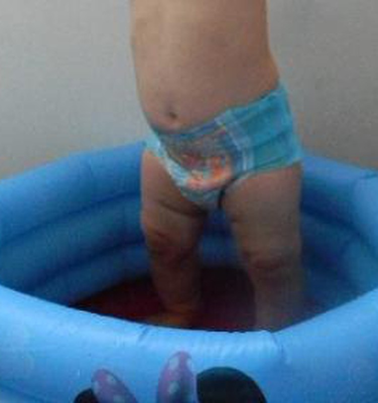 Arsēnijs un HUGGIES® Little Swimmers®!