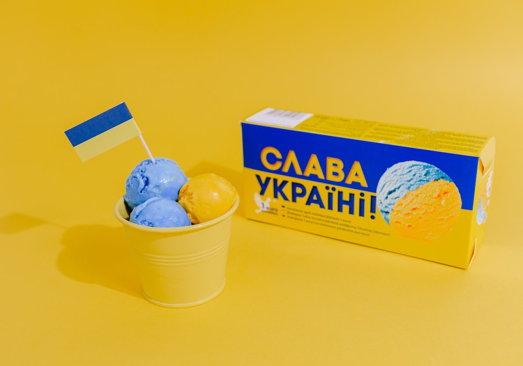“Food Union” radījis Ukrainai veltītu saldējumu nacionālā karoga krāsās