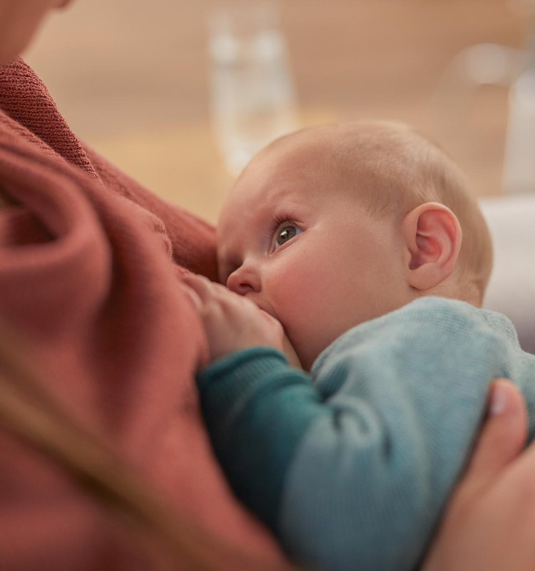 Zīdīt ar krūti vai barot ar pudelīti? Tu vari kombinēt abus!