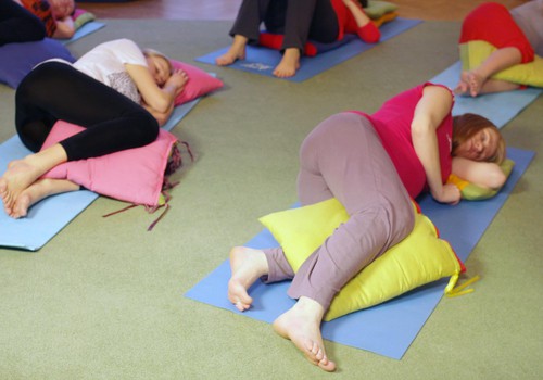 Kā joga var palīdzēt izbaudīt dzemdības