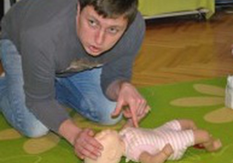 Pirmā palīdzība bērnam nelaimes gadījumos, traumās un pie saslimšanām. Jautā šeit>>