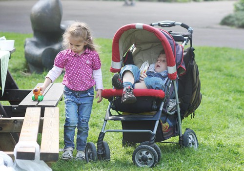 Kā sagatavoties pastaigai ar zīdainīti?