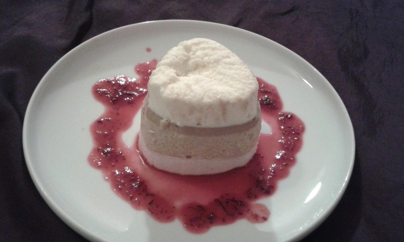 Kārtainais krems ar dzērveņu mērci.