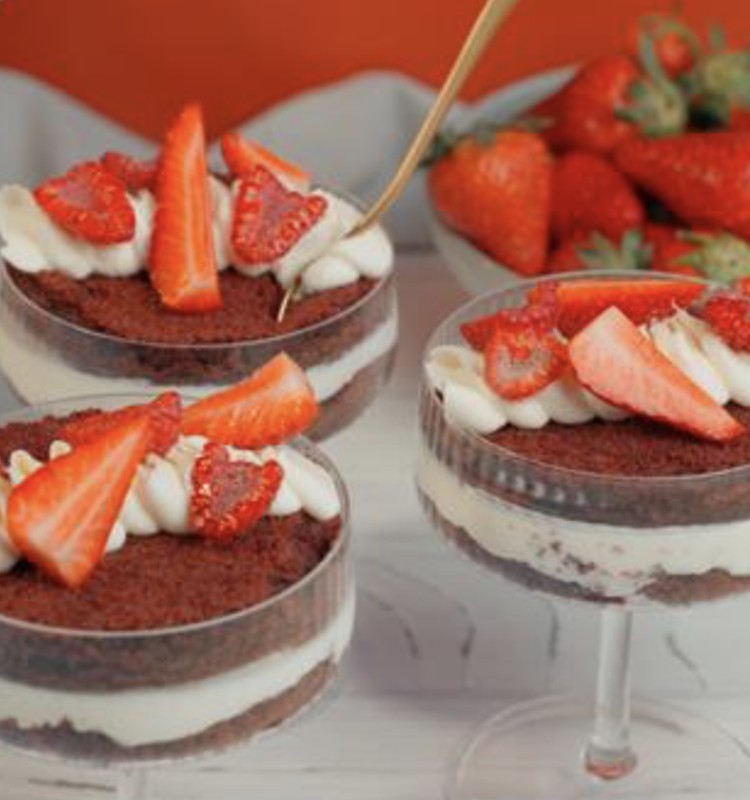 Tematisks deserts valsts svētku svinēšanai – sarkanā velveta kūka