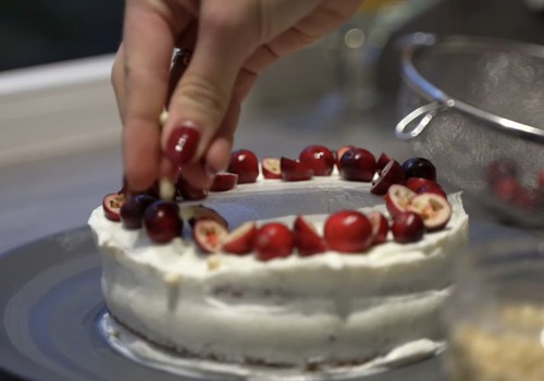 Veselīgā Latvijas svētku kūka un gardās uzkodas