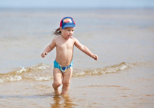 Pie ūdens jāievēro īpaša bērna ādas aizsardzība!