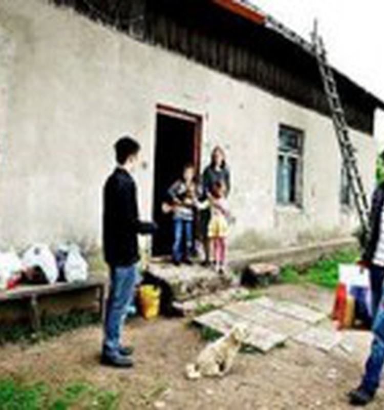 Guļ ar bērnu uz taburetes..