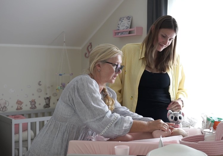 Superbēbīša aprūpe mājās kopā ar bērnu māsu Elitu Svarenieci
