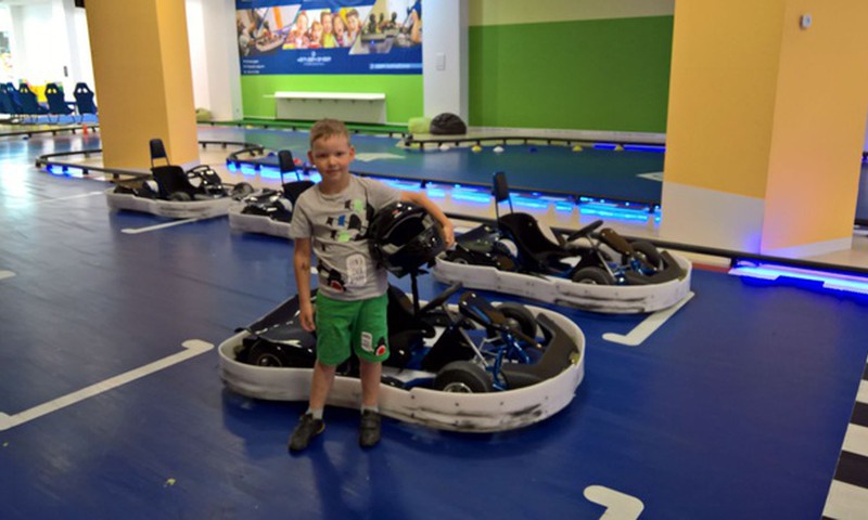 Blue Shock Race KidsZone modes un izklaides centrā "Riga Plaza"- dēls tagad grib kļūt par sacīkšu braucēju