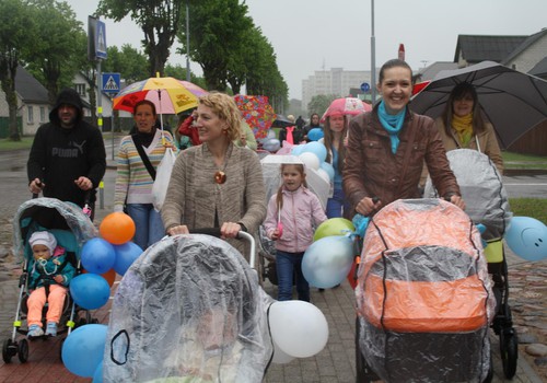 Aicina piedalīties vecākus ar mazuļiem ratiņos Bērnu svētkos Ventspilī!