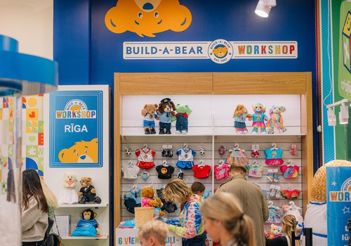 Latvijā atvērta pirmā “Build-a-Bear” darbnīca. Pieredze, kurā ikviens unikālais plīša draugs saņem savu dzimšanas apliecību