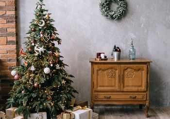 No kuriem Ziemassvētku rotājumiem vajadzētu izvairīties, ja mājās ir mazulis?