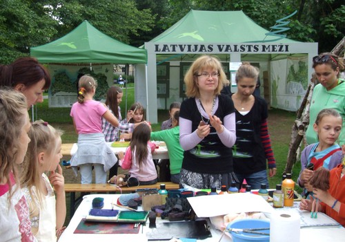 Ģimenes pulcējas koka spiedogu darbnīcā LVM Dabas sporta zālē