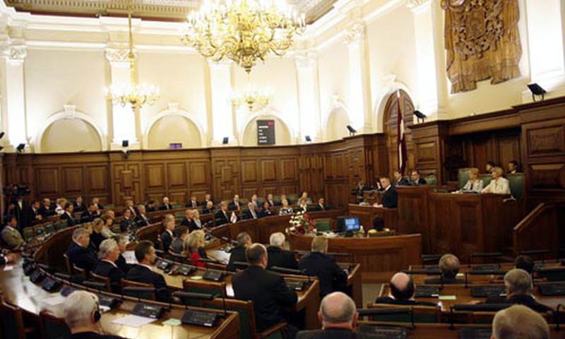 Saeima 'māmiņu algu' lietā norāda ST uz pabalstu samazinājuma pamatotību